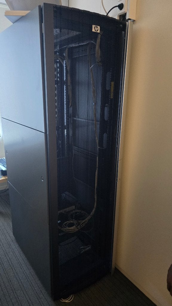 19" rack, Computers en Software, Serverkasten, Ophalen, Zo goed als nieuw, Geperforeerd, Geperforeerd