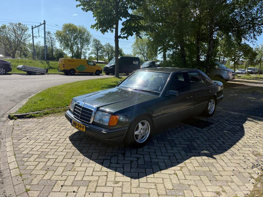 Mercedes-Benz E230 Automaat 1992 Youngtimer, Auto's, Mercedes-Benz, Particulier, E-Klasse, ABS, Bluetooth, Centrale vergrendeling