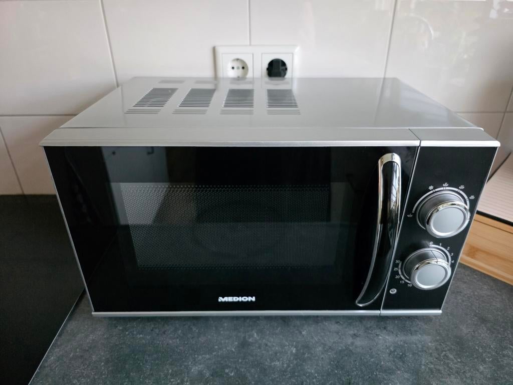 Medion Magnetron 700W - Ideaal voor Camping/Klein Huishouden, Ophalen, Zo goed als nieuw, Vrijstaand, Magnetron