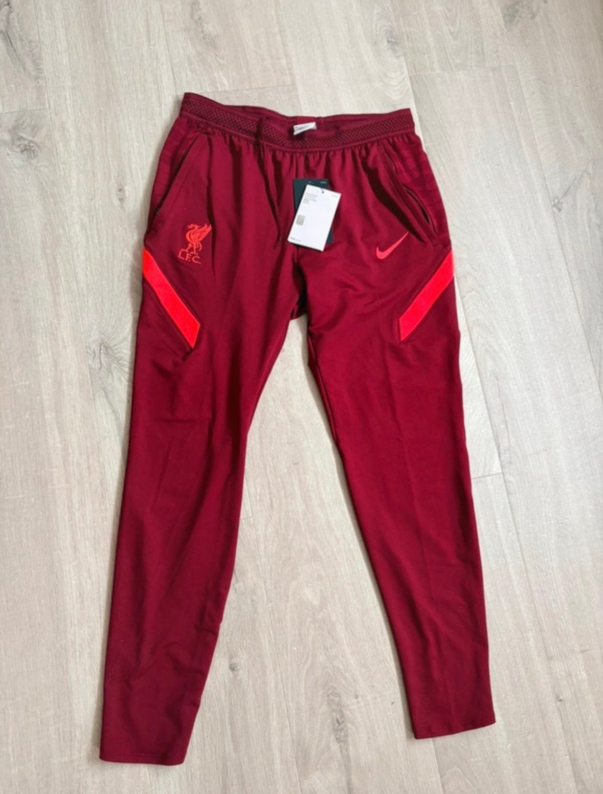 Liverpool trainingsbroek - Nieuw met kaartje - Maat M, Maat 48/50 (M), Nieuw, Ophalen of Verzenden, Voetbal