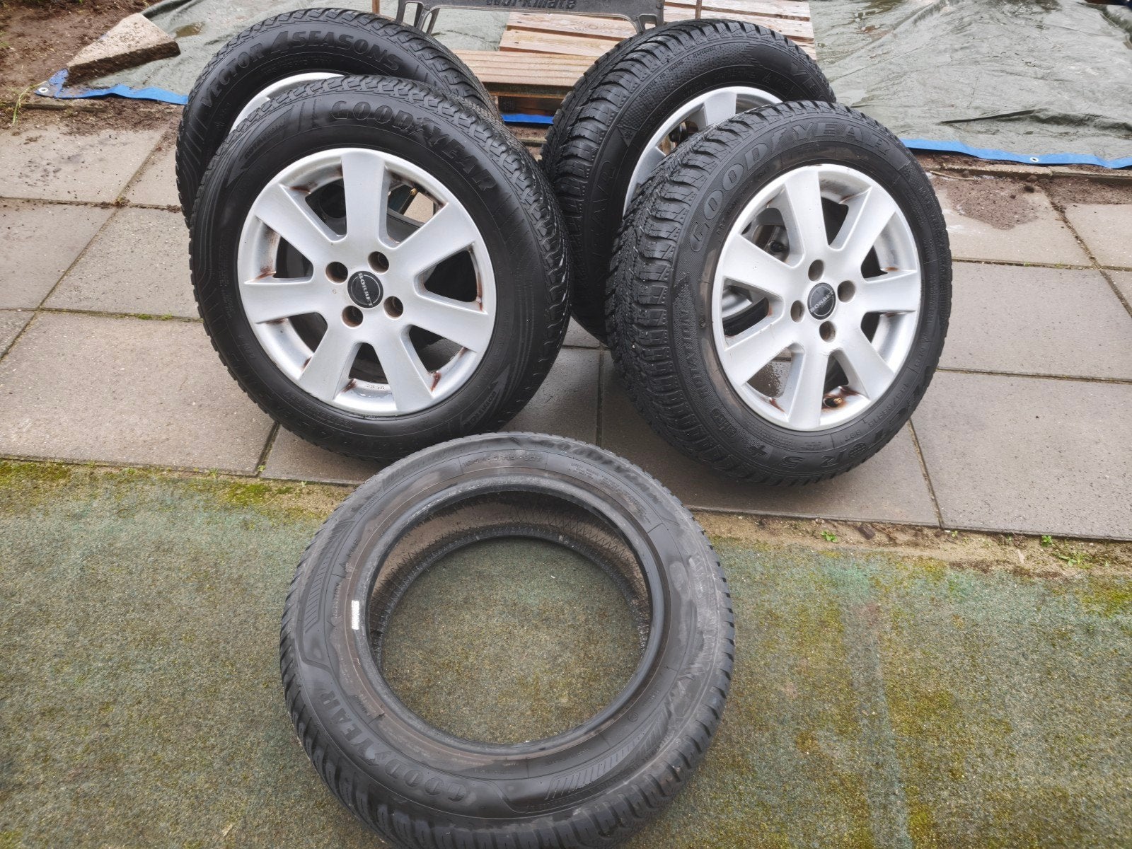 Aluminium velgen met All-season banden 185/65/15 + 1 losse, Ophalen, Gebruikt
