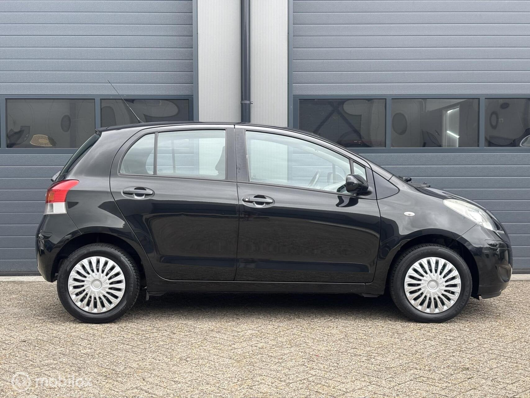 Foto 2 van Toyota Yaris 1.0 VVTi Acces Uitvoering _ 137.Dkm // Airco