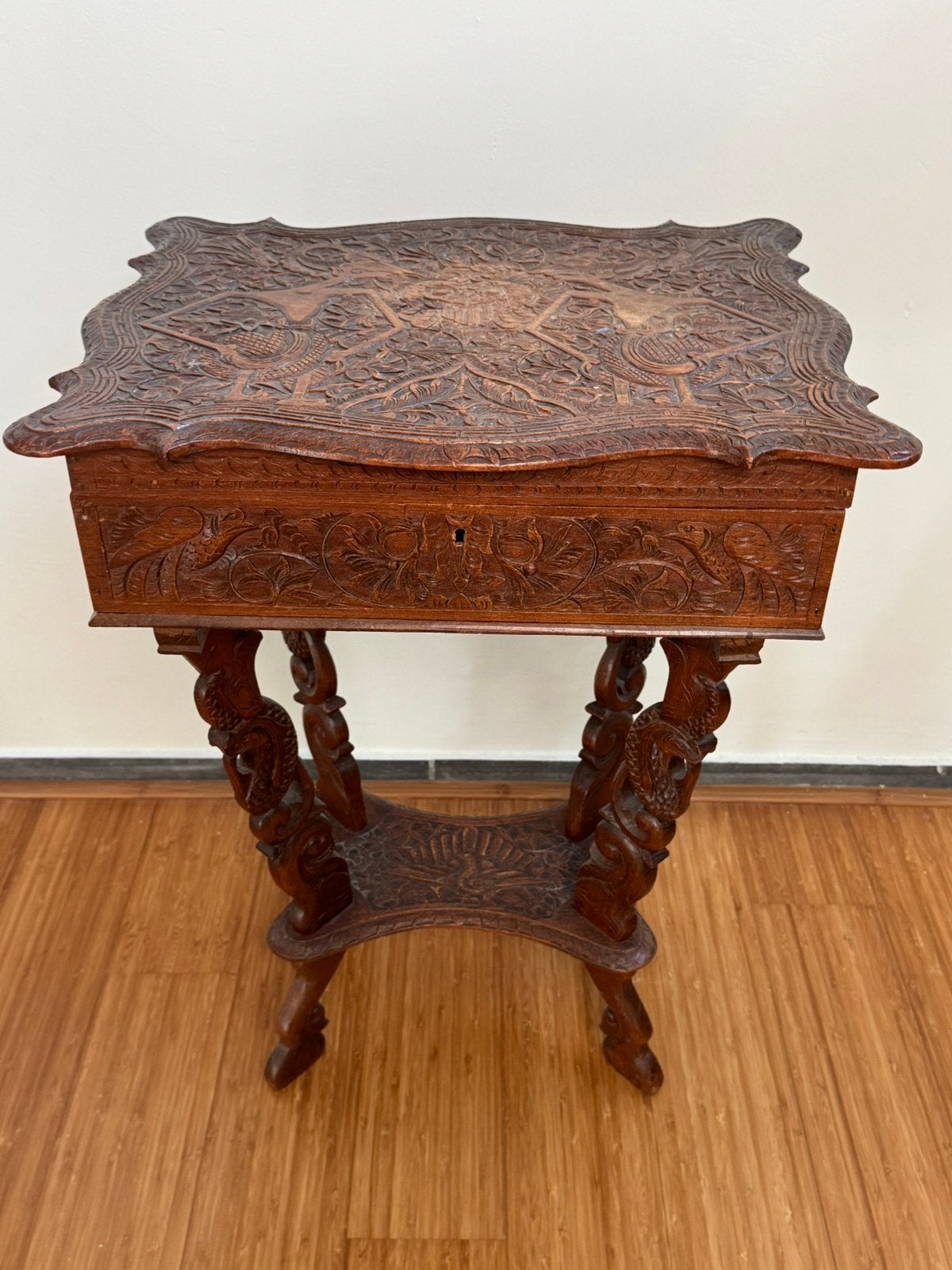 Bijzonder handgesneden houten naaikastje/bijzettafel vintage, Ophalen