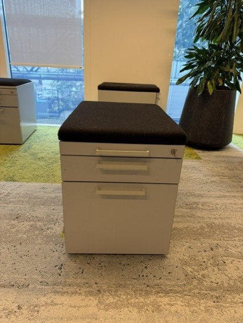 Steelcase Metalen Verrijdbaar Ladeblok met Zitkussen-100st, Huis en Inrichting, Minder dan 50 cm, Ophalen of Verzenden, Zo goed als nieuw