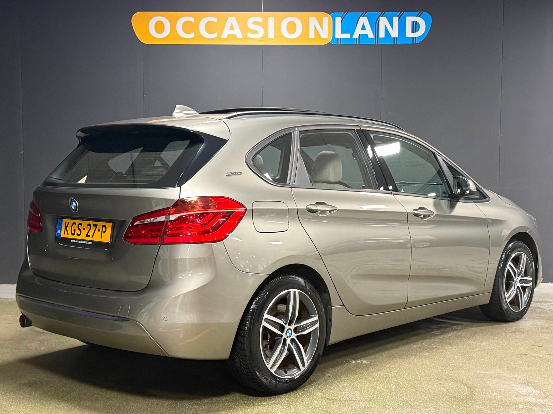 BMW 2-serie Active Tourer 225xe |ACC|PANO|HUD|HK|LEDER+MEMOR, Auto's, Automaat, Dealer onderhouden, 136 pk, Gebruikt