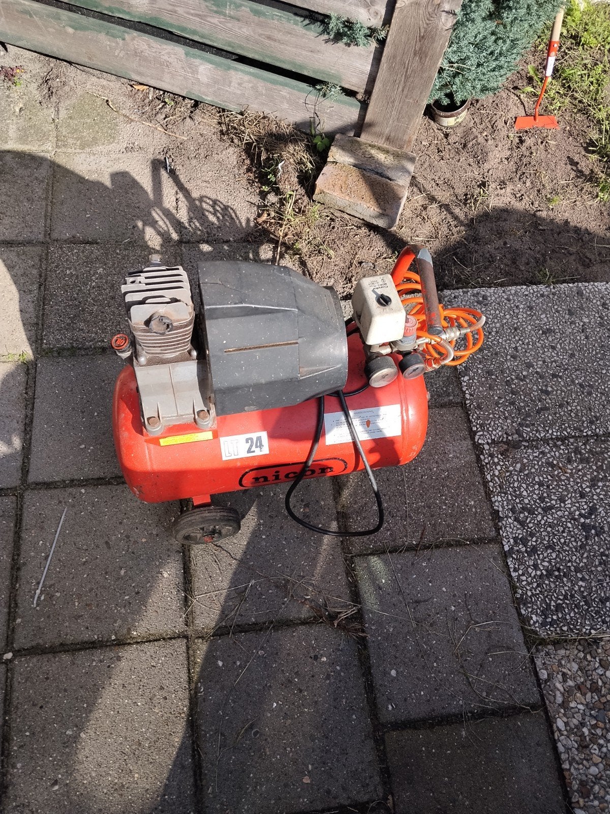 ABAC Compressor - 24 liter, 8 bar, moet afgesteld worden, Doe-het-zelf en Verbouw, Ophalen, Gebruikt, 6 tot 10 bar, Minder dan 200 liter/min