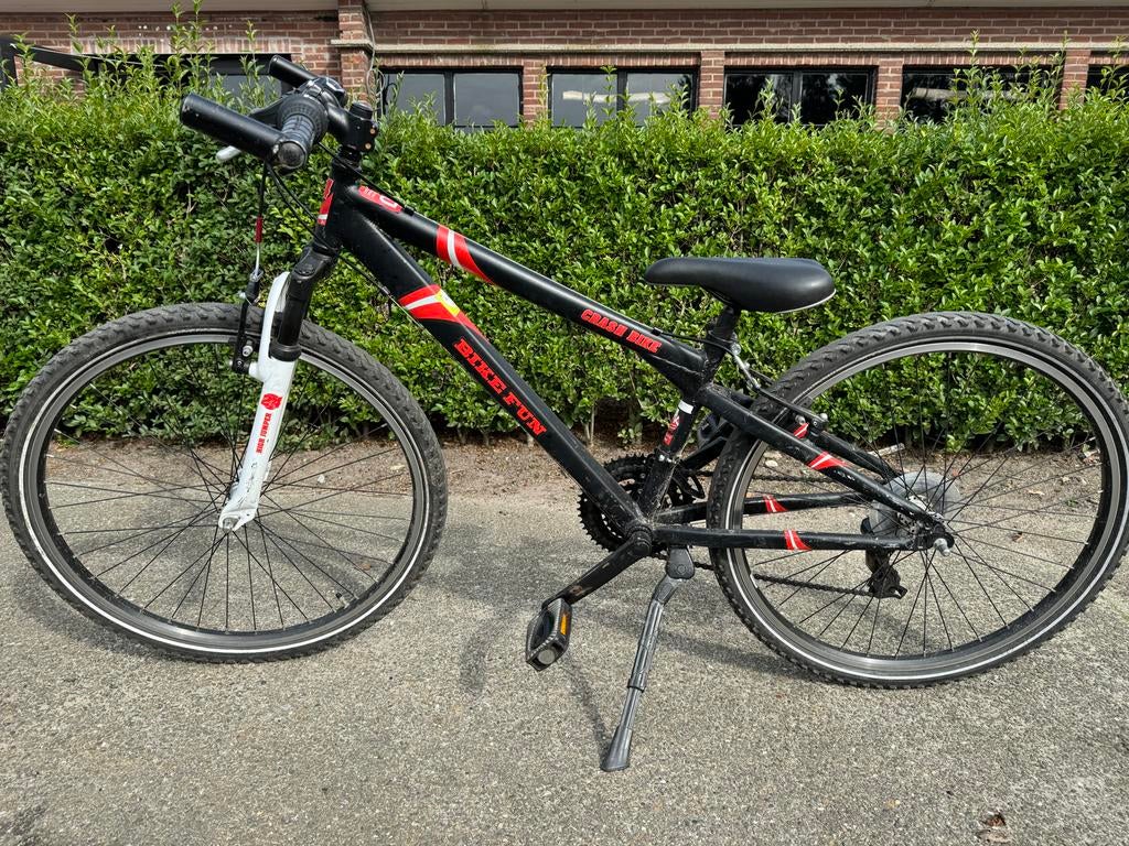 Bike Fun kinderfiets 24 inch - Zwart/Rood, Fietsen en Brommers, Fietsen | Jongens, Ophalen, Velgrem, Handrem, Gebruikt
