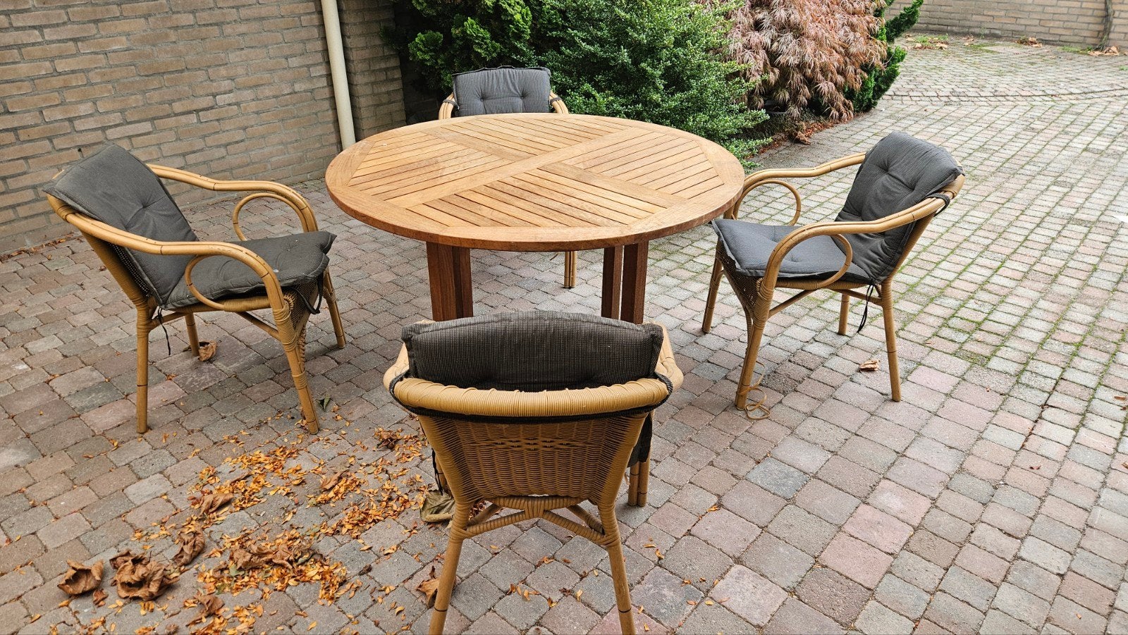 Houten tuintafel met 4 rotan stoelen en kussens, Ophalen, 4 zitplaatsen, Gebruikt, Tuinset