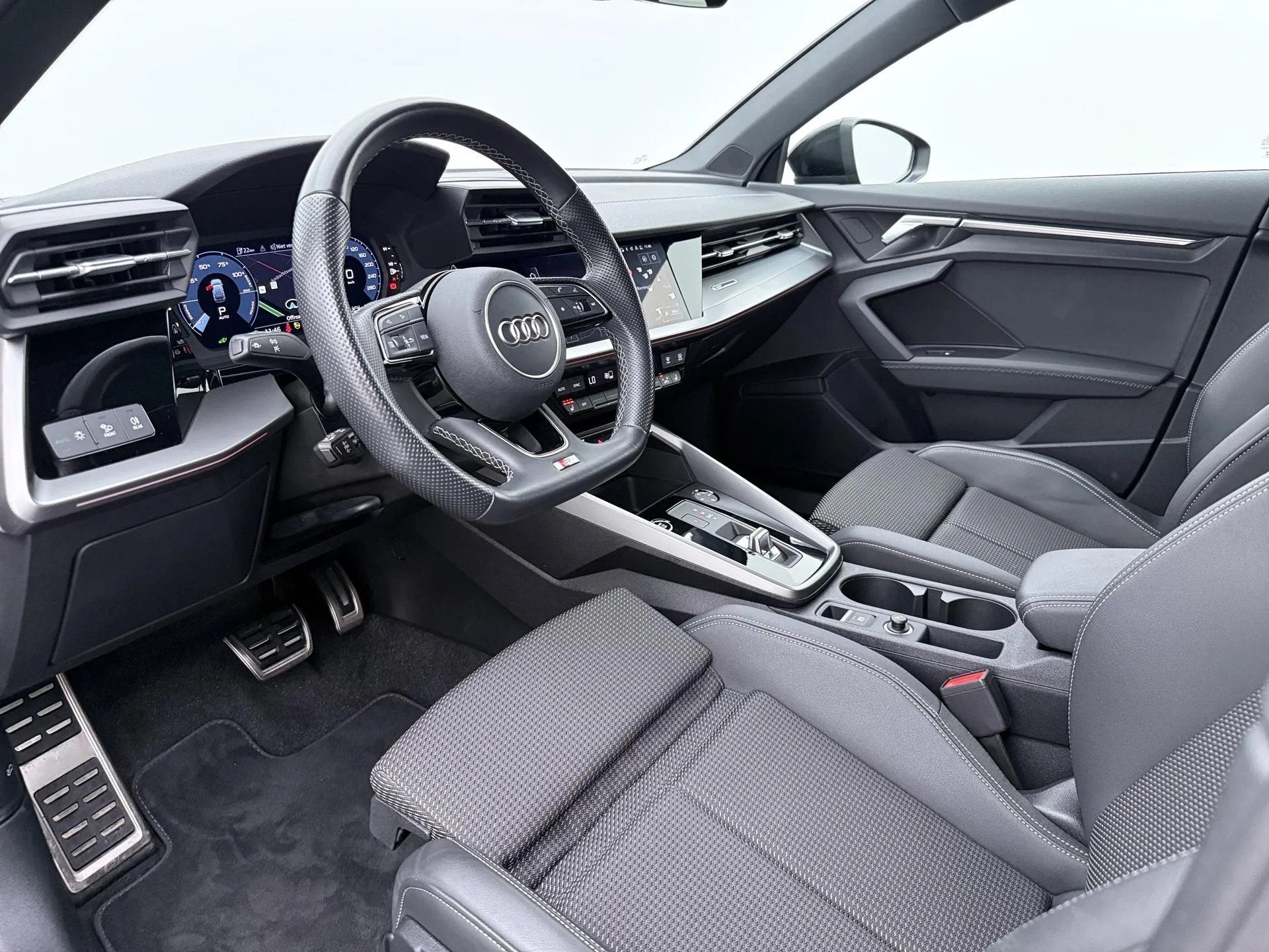 Audi A3 Sportback 45 TFSI e S edition Competition (bj 2024), Automaat, Gebruikt, Zwart, 245 pk