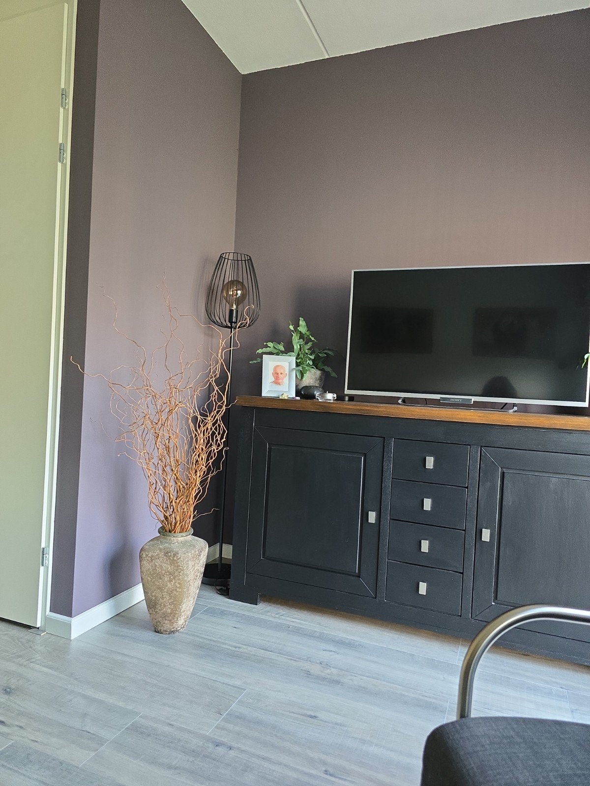 Zwarte vitrinekast met glazen deuren en lades, 100 tot 150 cm, Glas, Modern klassiek, Ophalen of Verzenden