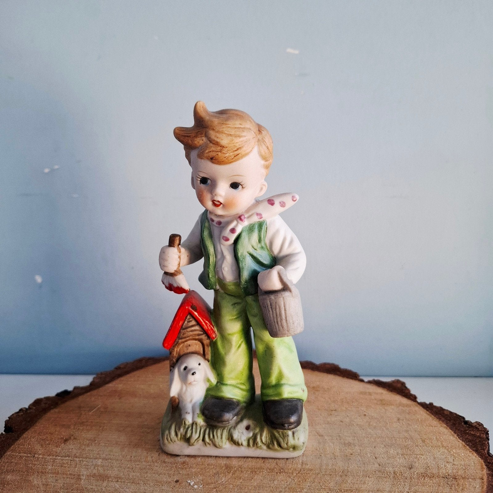 Vintage beeldje 'jongen bij hondenhok' - 16 cm, Verzamelen, Ophalen of Verzenden, Zo goed als nieuw, Mens