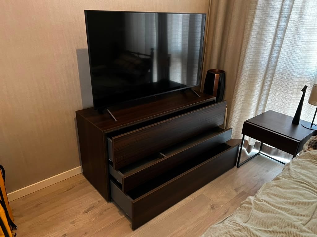 Donkerbruine ladekast en nachtkastje met lades, Ophalen, 100 tot 150 cm, Zo goed als nieuw, Met lade(s)