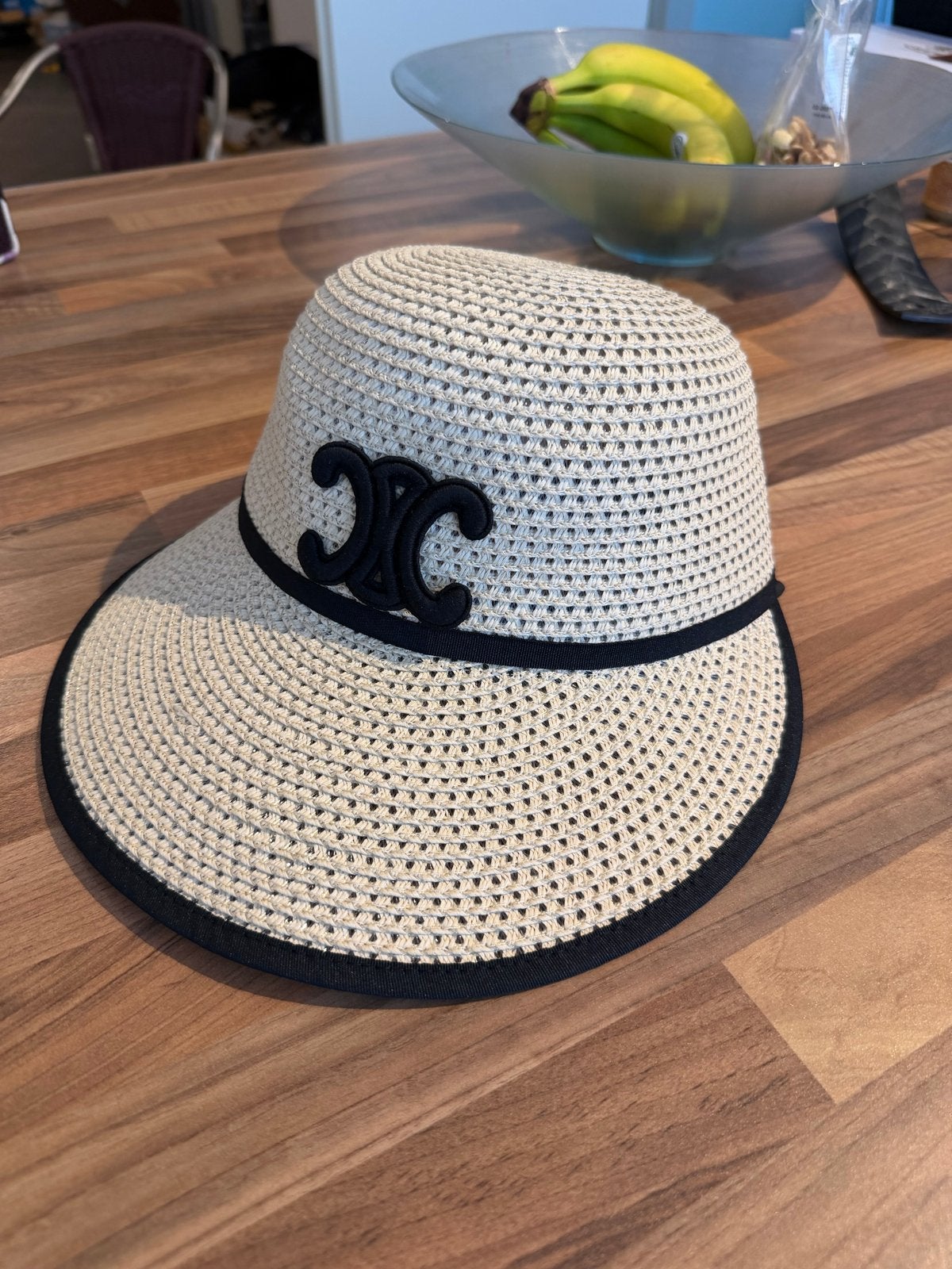 Celine stijl strooien zonneklep met logo, Kleding | Dames, Hoeden en Petten, Ophalen of Verzenden, Nieuw, One size fits all, Hoed