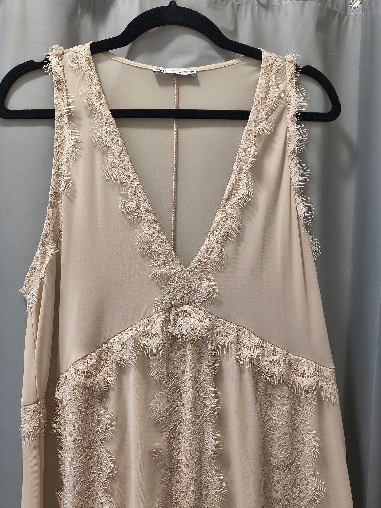 Zara Maxi Jurk met Kant - Beige, Maat 38/40 (M), Ophalen of Verzenden, Zo goed als nieuw, Onder de knie