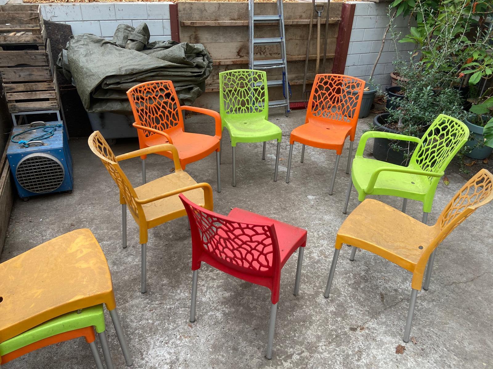 Tuinstoelen gekleurd, Tuin en Terras, Ophalen, Kunststof, 6 zitplaatsen, Zo goed als nieuw