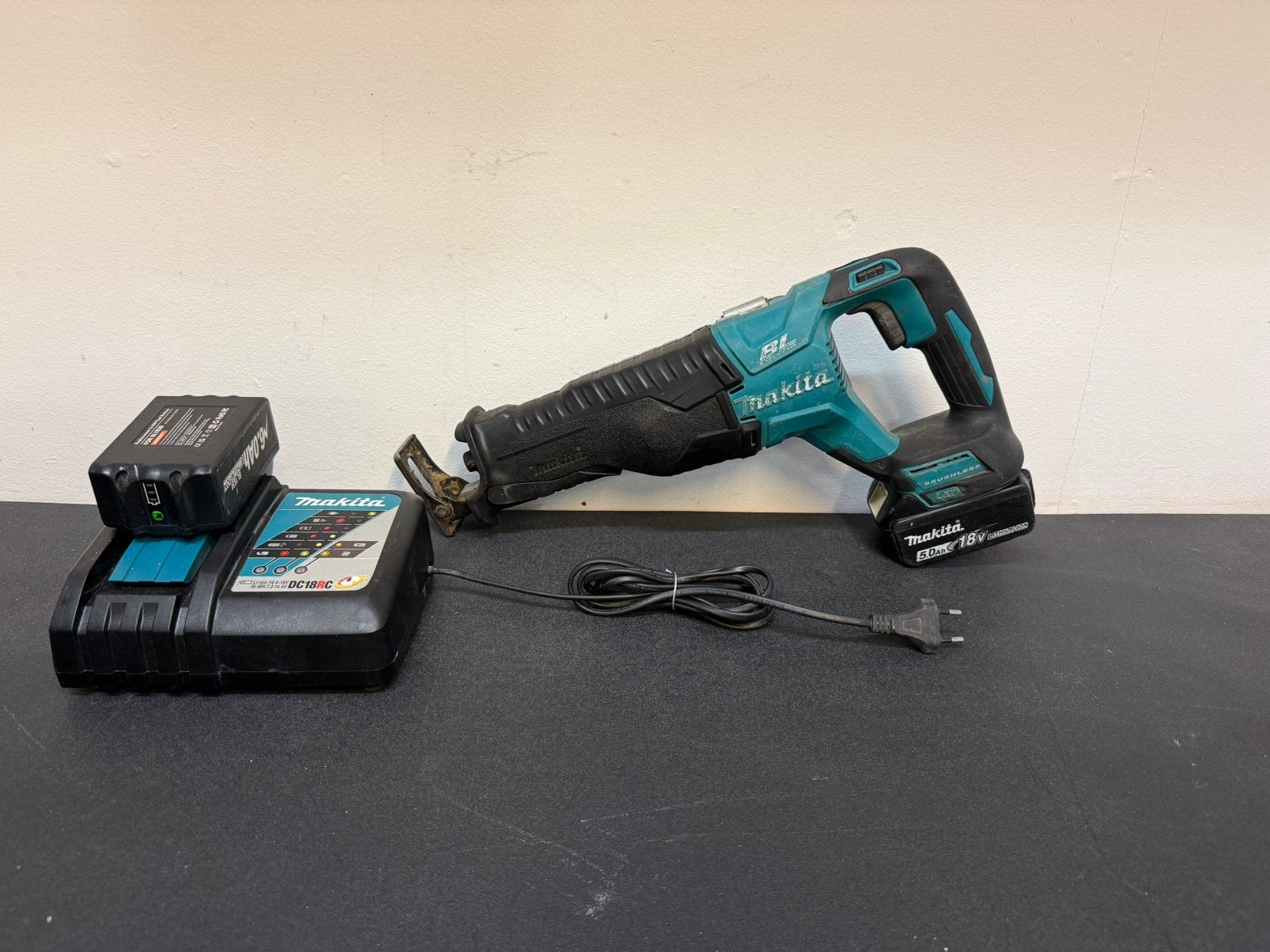 Makita reciprozaag, Doe-het-zelf en Verbouw, Gereedschap | Zaagmachines, Ophalen, 70 mm of meer, 600 tot 1200 watt, Zo goed als nieuw