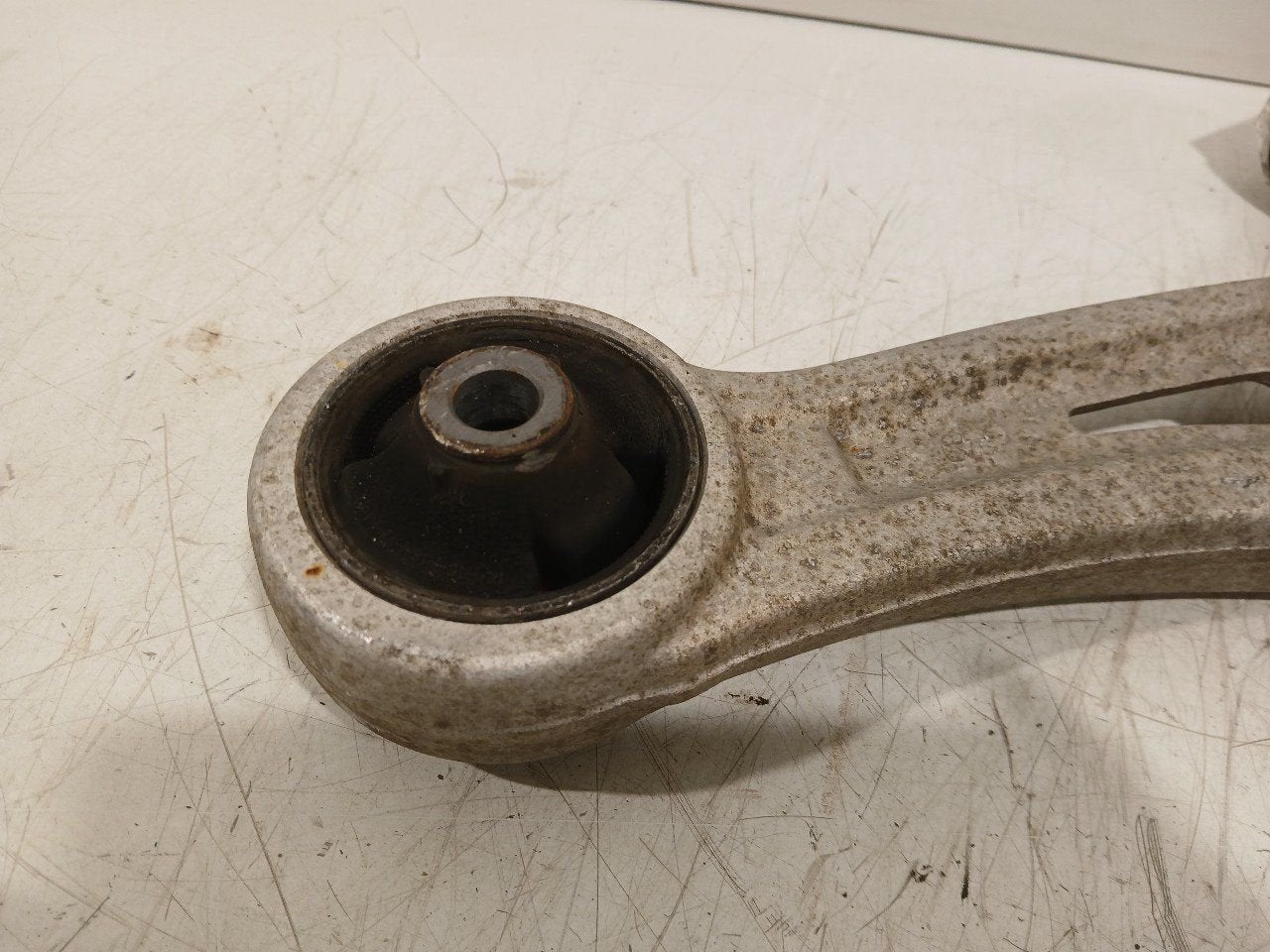Draagarm rechts voor Hyundai Kona, Onderdelen@venauto.nl, Van der Ven Autorecycling B.V., Gebruikt, Ettenseweg 76, 4706 PB Roosendaal, The Netherlands
