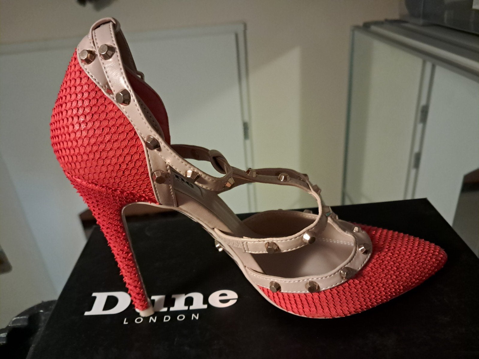 Dune London Pumps - Koraalrood met Studs, Kleding | Dames, Schoenen, Pumps, Ophalen of Verzenden, Zo goed als nieuw, Dune London