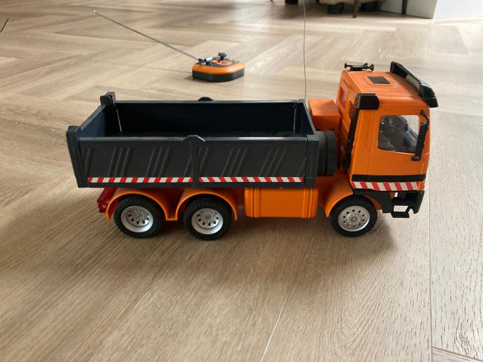 RC kiepwagen Mercedes Benz, Ophalen of Verzenden, Zo goed als nieuw, Overige schalen, Auto onroad