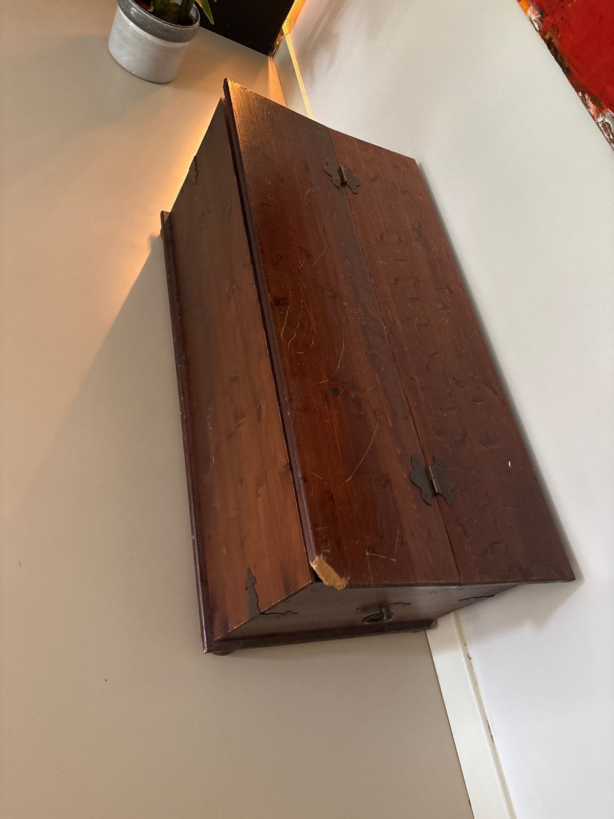 Antieke houten wandkast met klep, Antiek en Kunst, Antiek | Meubels | Kasten, Ophalen of Verzenden