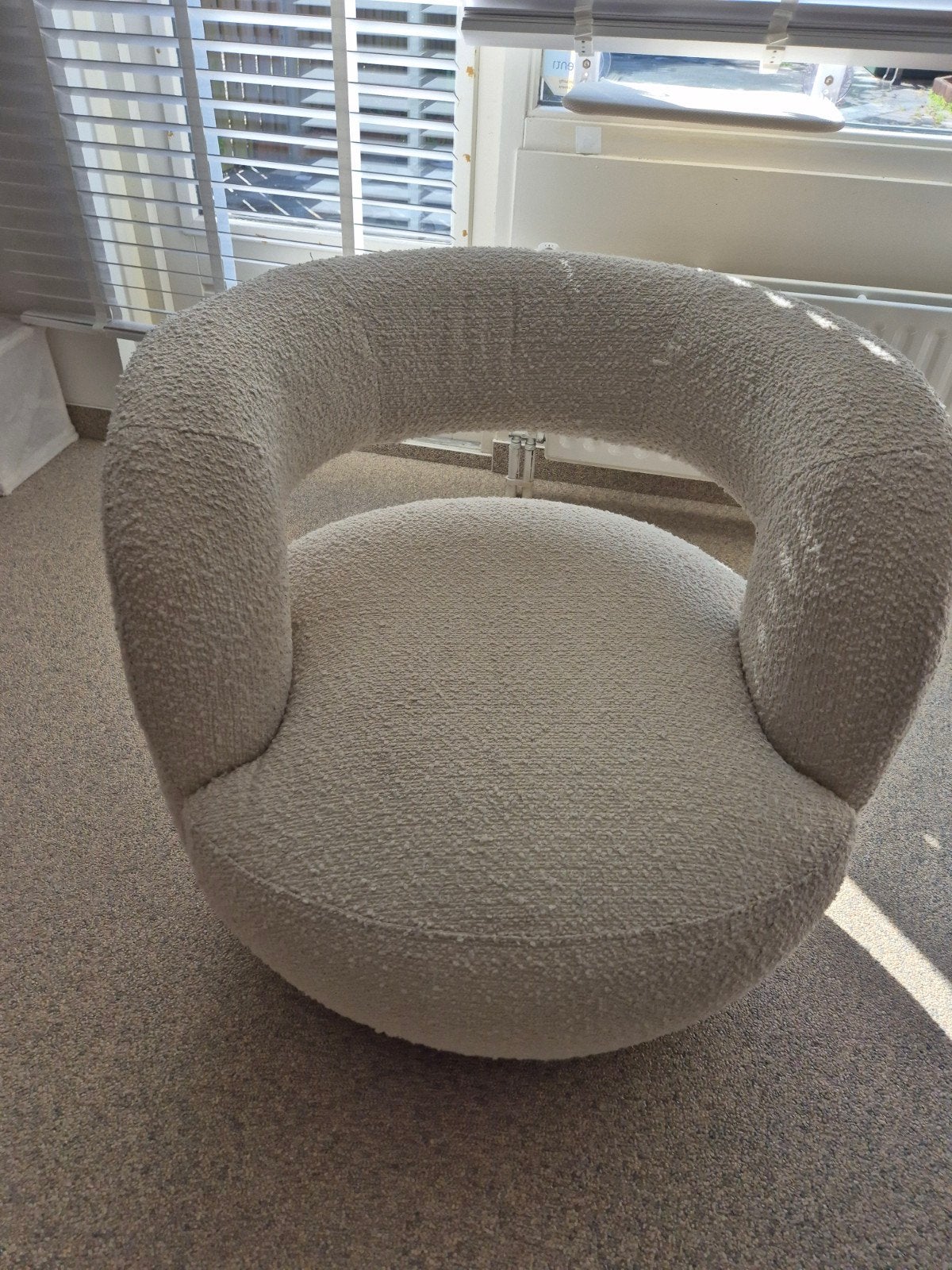 Draaiende Fauteuil - Wit Bouclé Stof, Huis en Inrichting, Fauteuils, Ophalen, 75 tot 100 cm, Zo goed als nieuw, 50 tot 75 cm