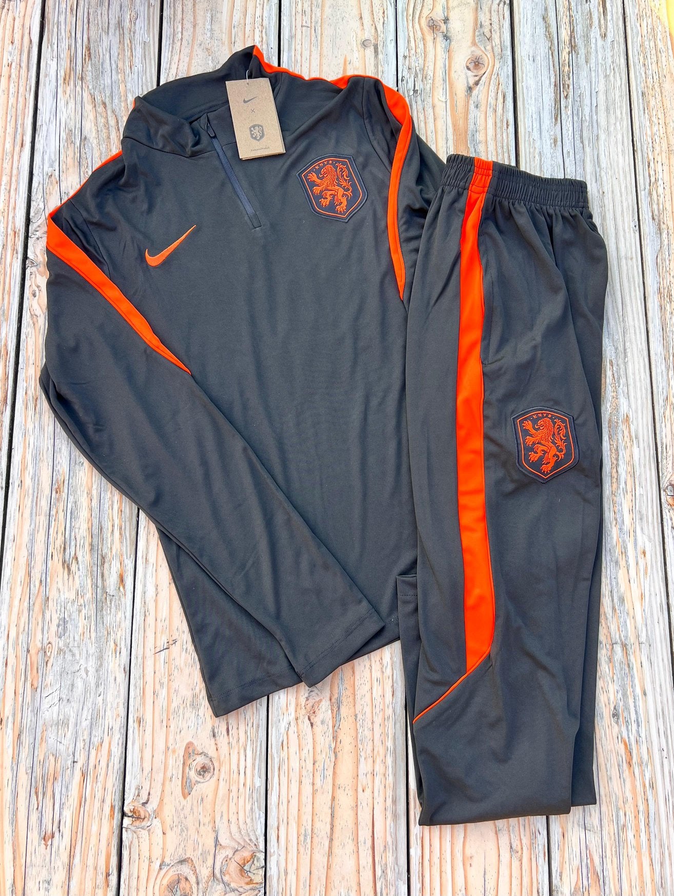 Nederlands elftal trainingspak WK26, Maat 48/50 (M), Zwart, Nieuw, Ophalen of Verzenden