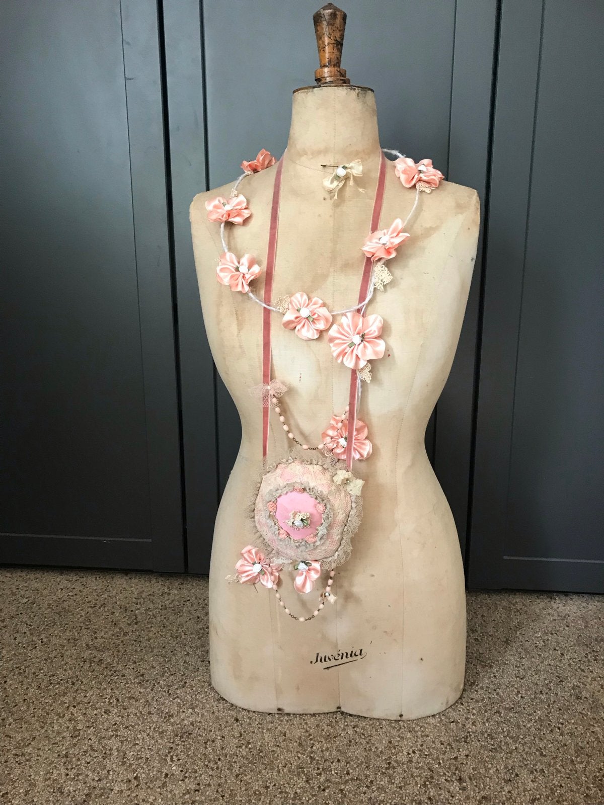 Vintage paspop Juvenia met decoratieve bloemenketting, Ophalen of Verzenden