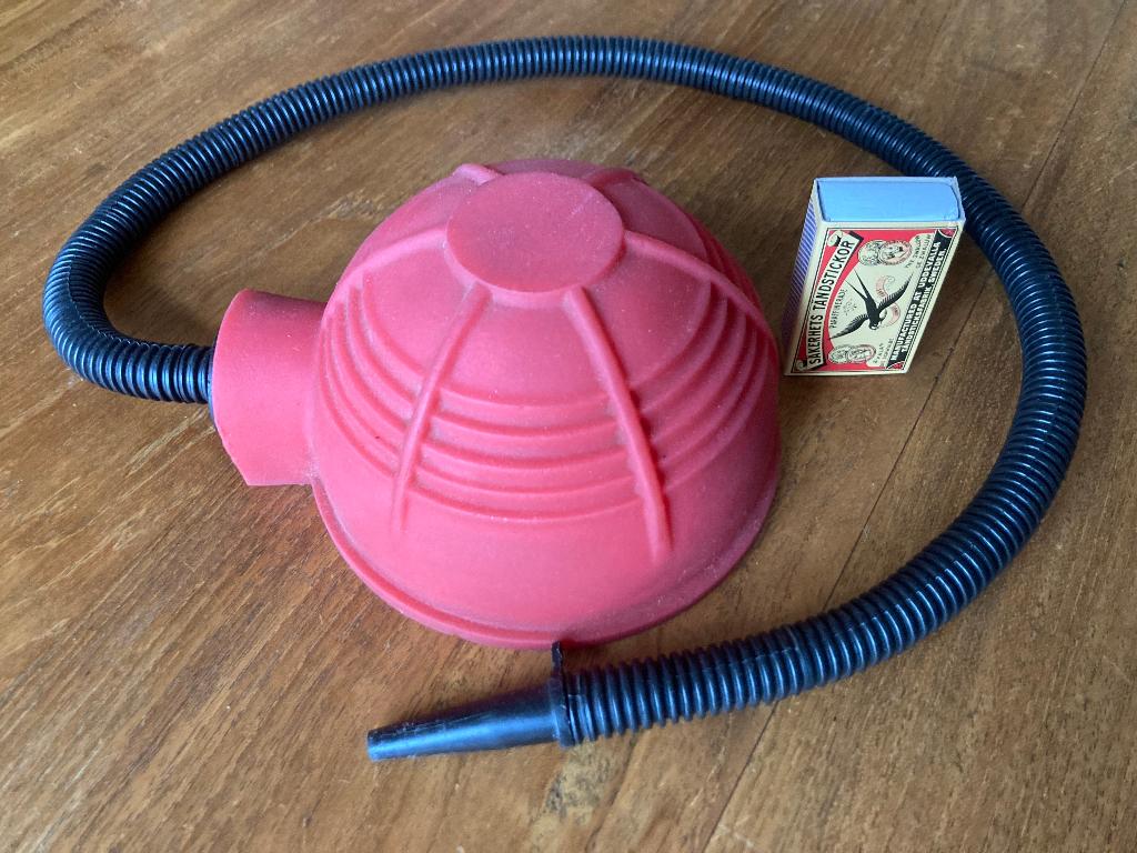 Vintage klein rood rond luchtpompje jaren 70 seventies goed, Ophalen of Verzenden, Gebruikt, Handmatig