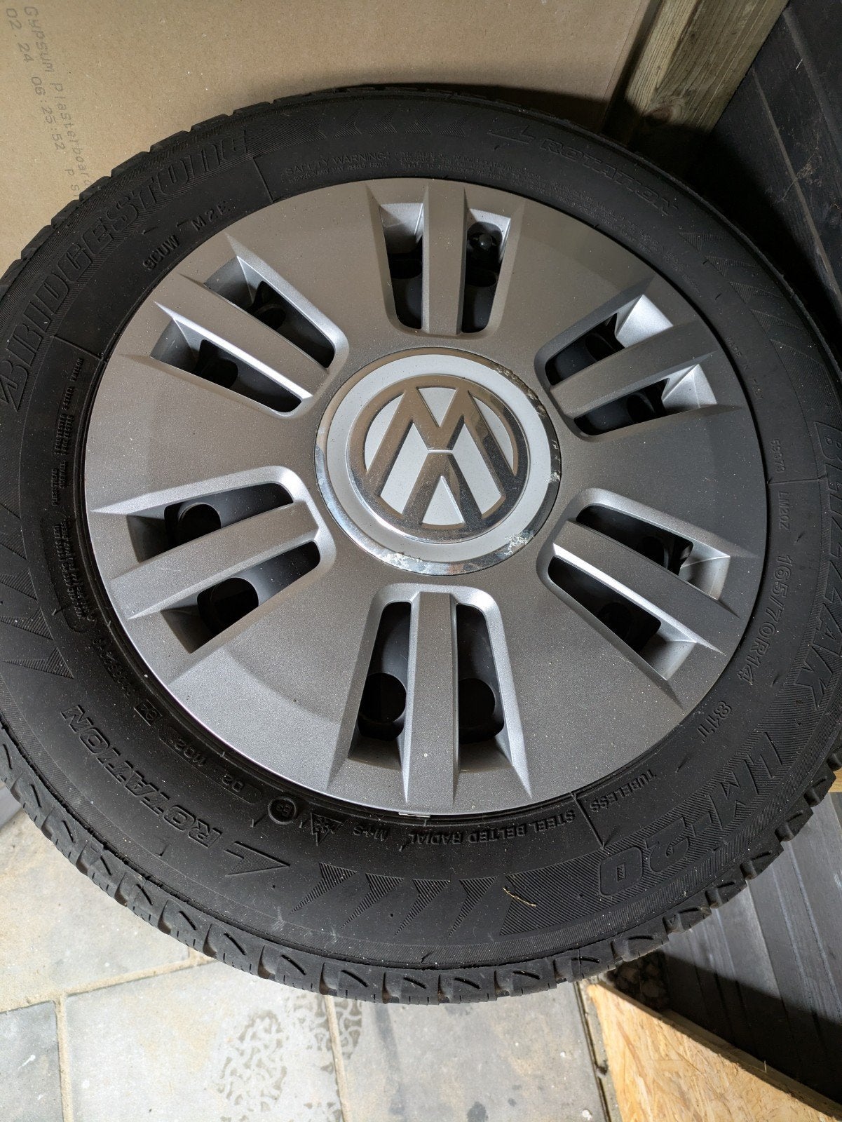 4 winter banden met orginele wieldoppen en velgen VW UP, Auto diversen, Wieldoppen, Ophalen, Gebruikt