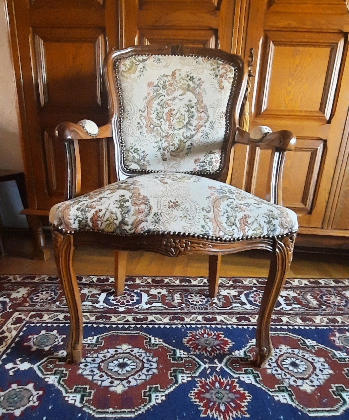 Antieke stoel met bloemenpatroon, Ophalen