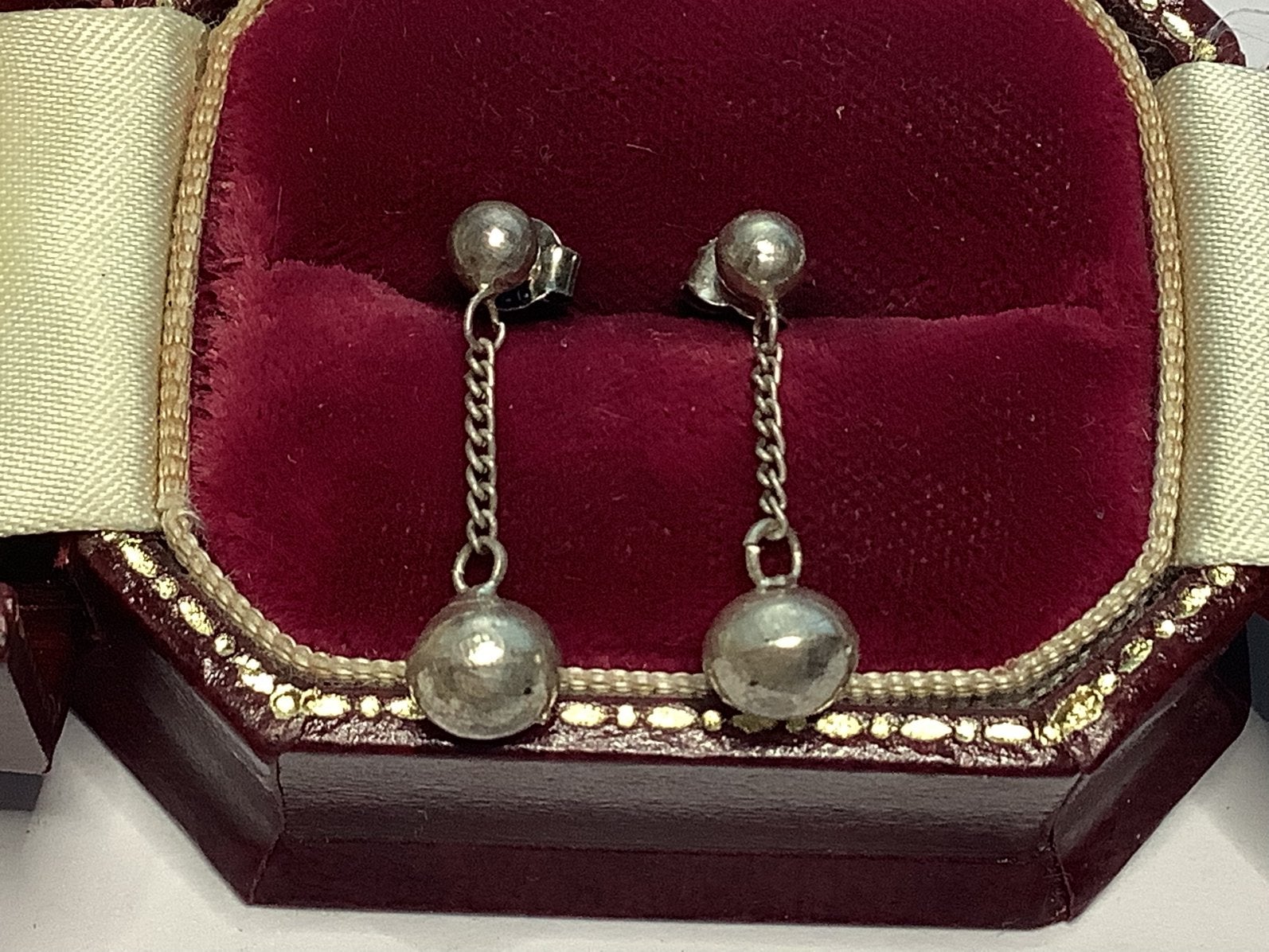 PRACHTIGE 925 ZILVEREN OORKNOPPEN MET HANGERS MET BOLLETJES, Verzenden, Zilver, Oorbellen