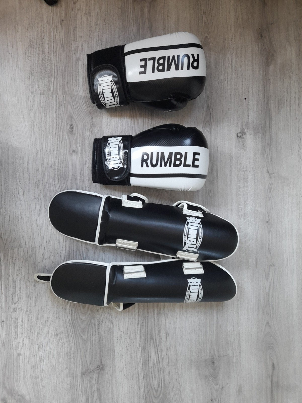 Rumble (heren) bokshandschoenen en scheenbeschermers set, Sport en Fitness, Vechtsporten en Zelfverdediging, Ophalen of Verzenden