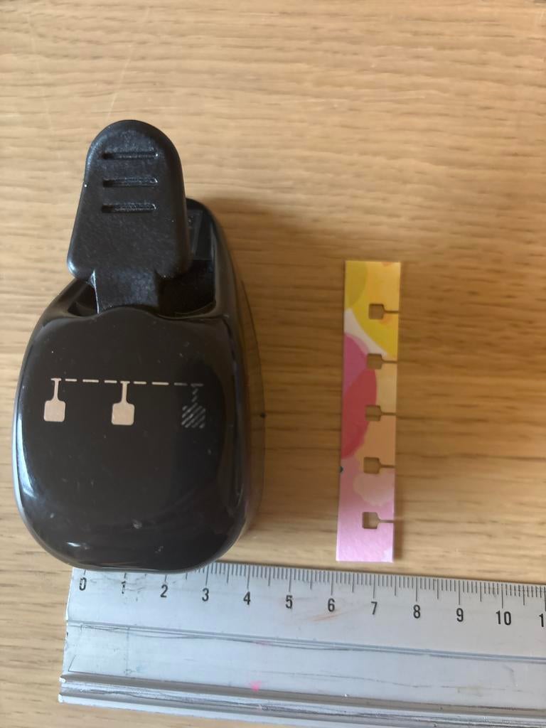EK Succes pons voor labels - Goede staat, Zwart, Gebruikt, Geschikt voor karton, Gereedschap of Toebehoren