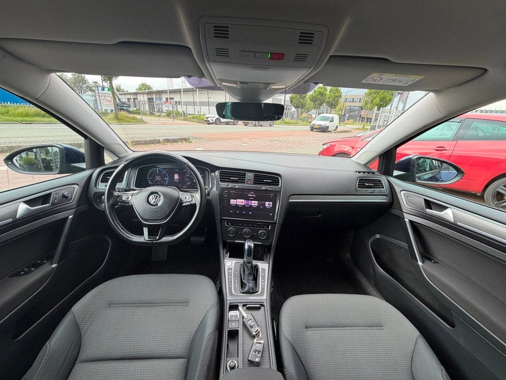 Volkswagen E-Golf E-Golf Clima|Acc|NAV|Carplay|Cam|Stoelvw, Gebruikt, Automatische klimaatregeling, 35 kWh, Origineel Nederlands
