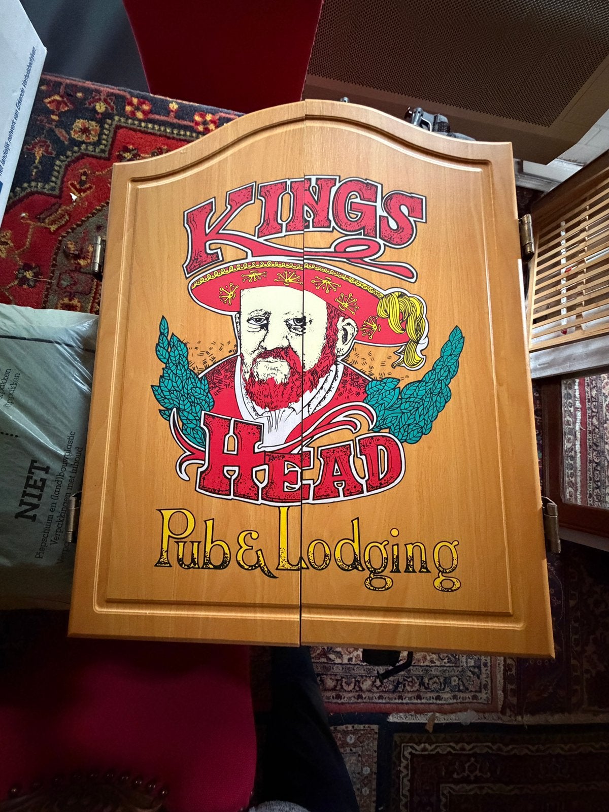 Dartbord en dartboard kast, Ophalen, Zo goed als nieuw, Dartbord