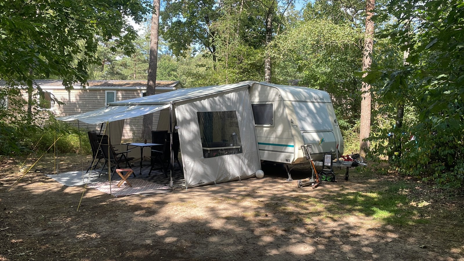 Eifelland Holiday 450 Ideaal voor gezinnen 8 aug beschikbaar, 4 tot 5 meter, Luifel, Vast bed, 1000 - 1250 kg