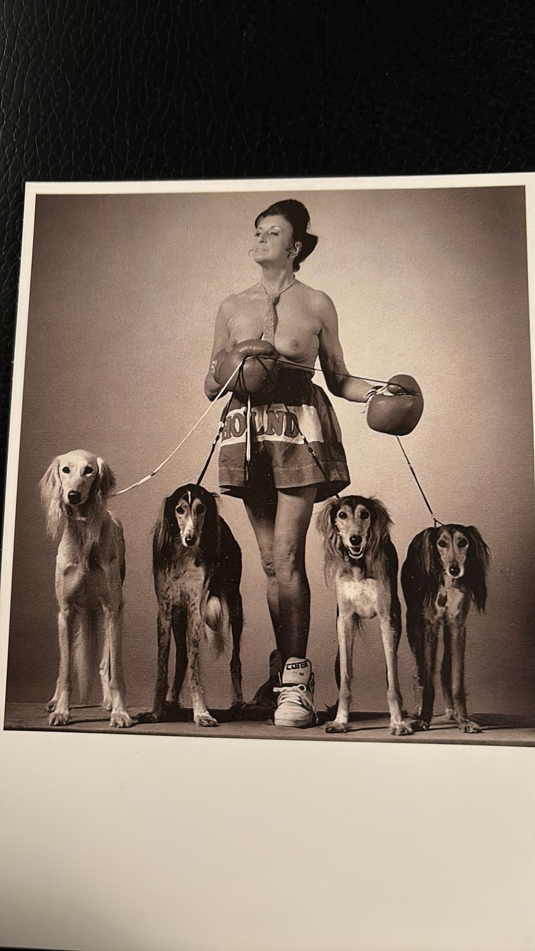 Erwin Olaf DIANA WITH DOGS Ansichtkaart naar foto, Verzenden, 1980 tot heden, Ongelopen, Sterren en Beroemdheden
