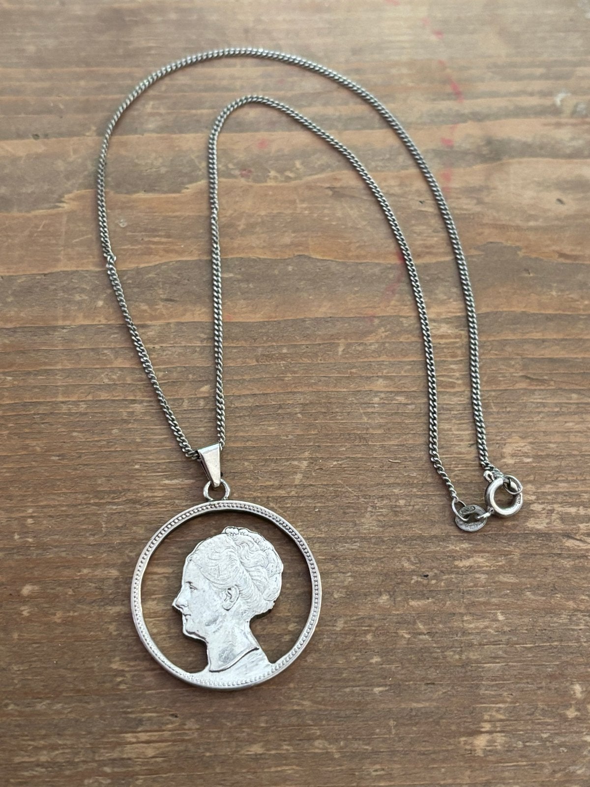 Uitgezaagde Wilhelmina Gulden Stil Verzet + Zilveren ketting, Ophalen of Verzenden, Overige soorten, Nederland, Embleem of Badge