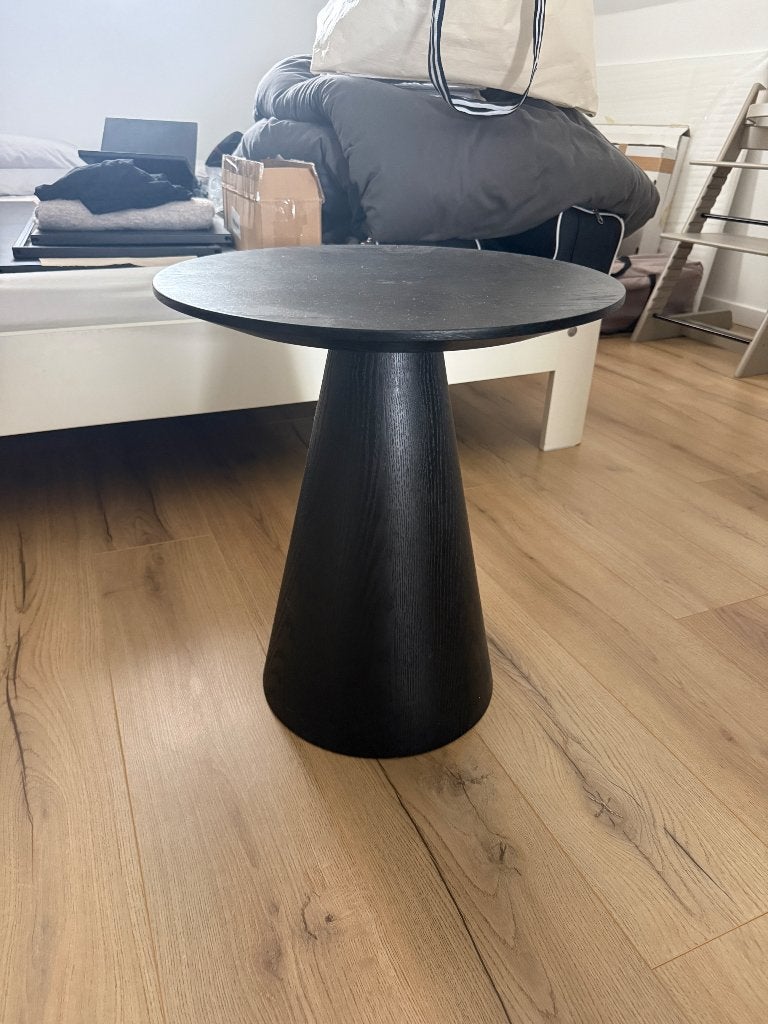 Kwantum bijzettafel Cone zwart, Huis en Inrichting, Tafels | Bijzettafels, Minder dan 55 cm, Rond, Zo goed als nieuw, Hout