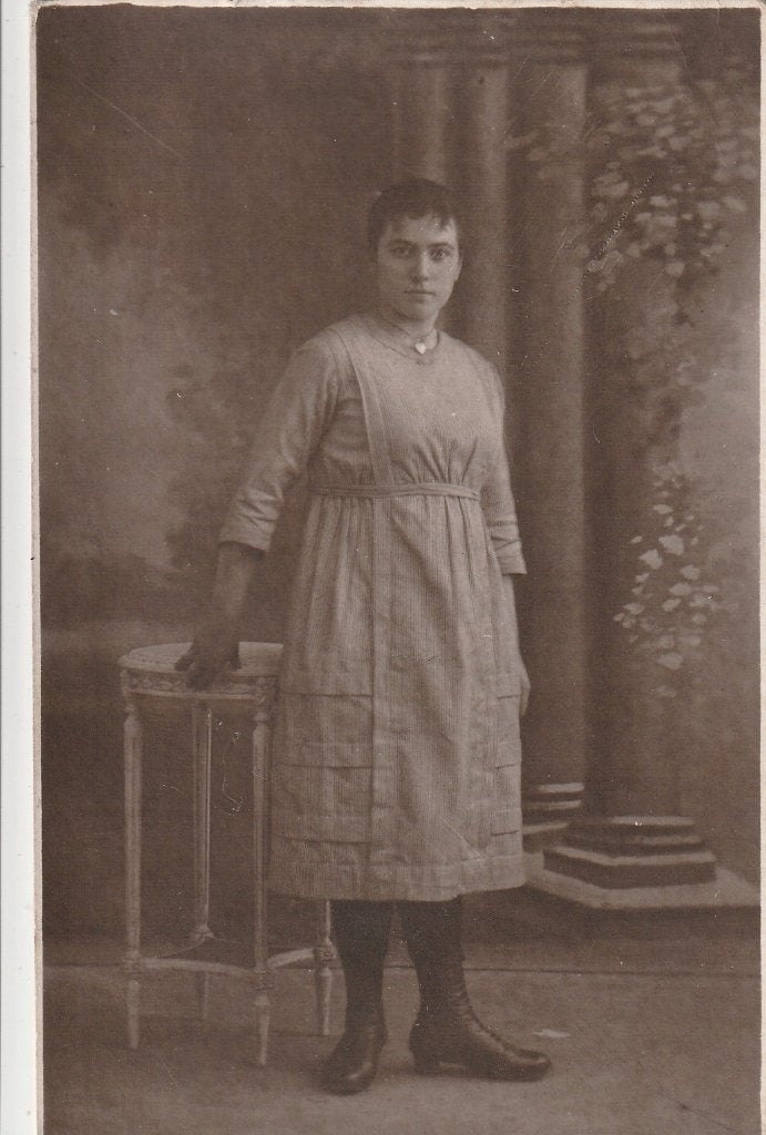 fotokaart  -   dame  -, Verzenden, Voor 1940, Klederdracht