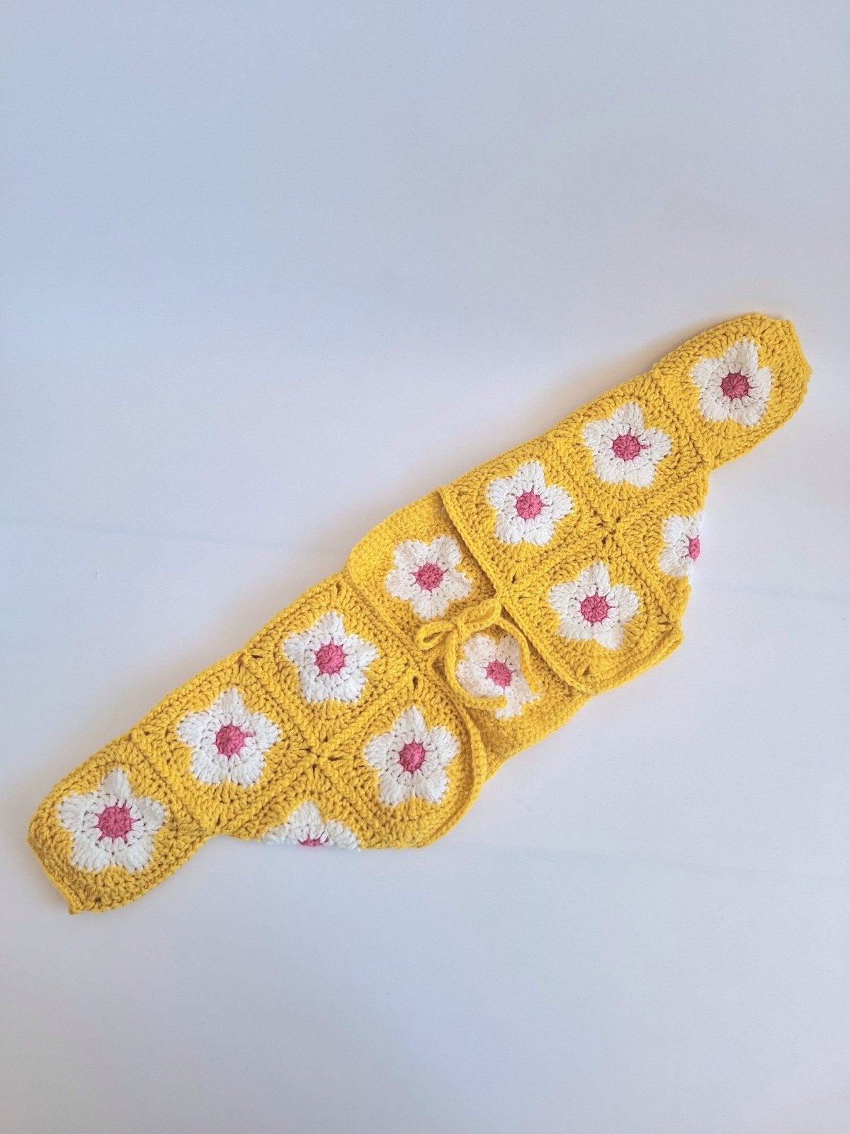 Gehaakt baby vestje/bolero geel met wit en roze bloemen, Ophalen of Verzenden, Nieuw, Meisje, Truitje of Vestje
