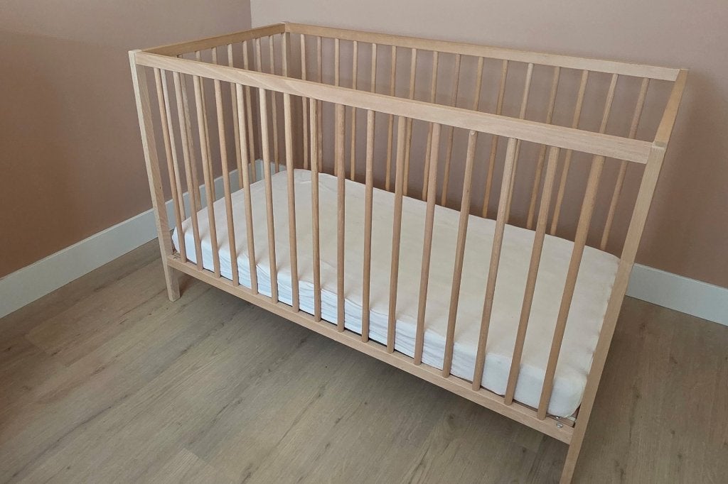 IKEA SNIGLAR ledikant + IKEA HIMLAVALV matras, Kinderen en Baby's, Babywiegjes en Ledikanten, Ophalen, Zo goed als nieuw, Ledikant