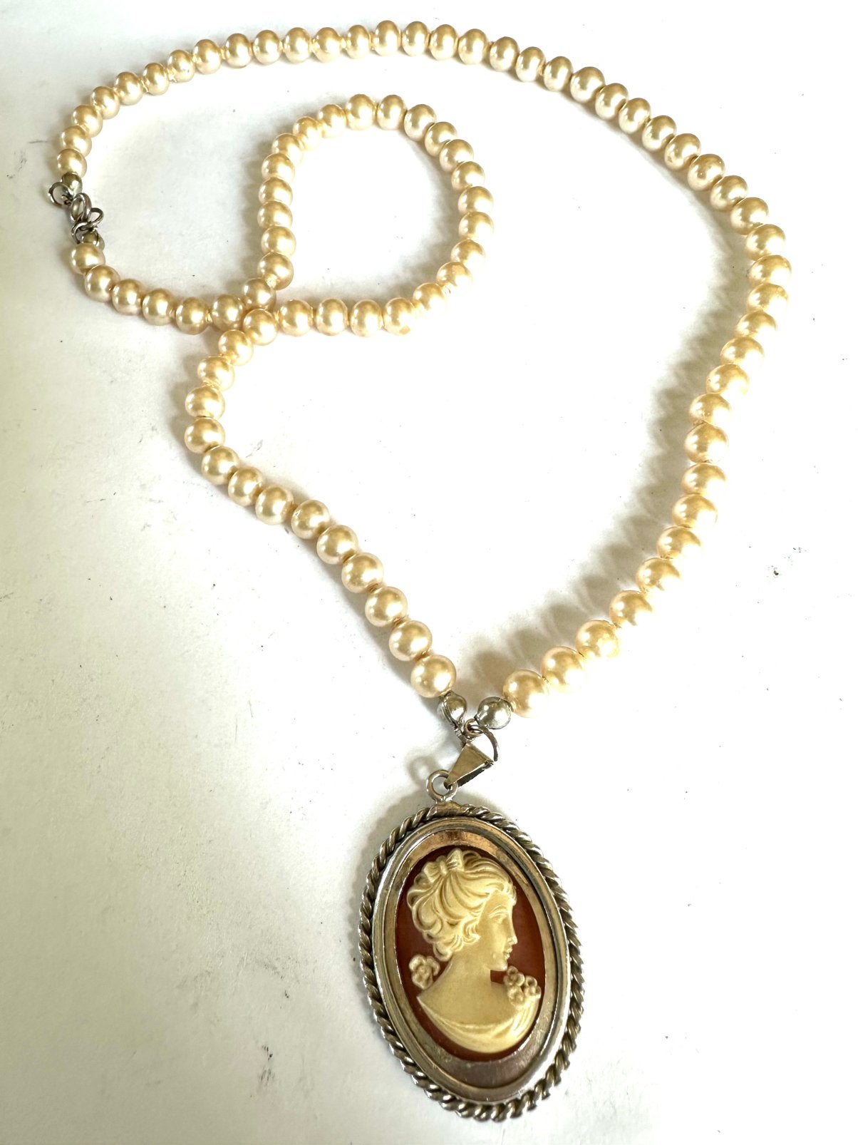 Vintage glasparels en kunststof cameetje, Gebruikt, Verzenden, Wit, Overige materialen