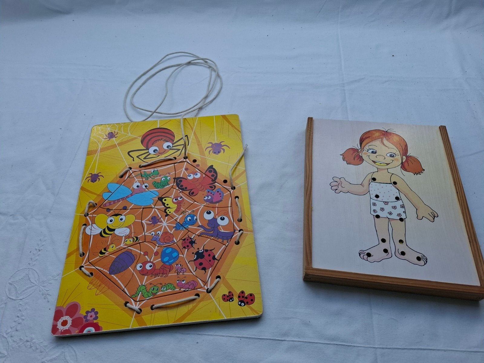 Houten rijgpuzzel set: Meisje aankleden & insecten, Ophalen of Verzenden, Gebruikt, Knutselen