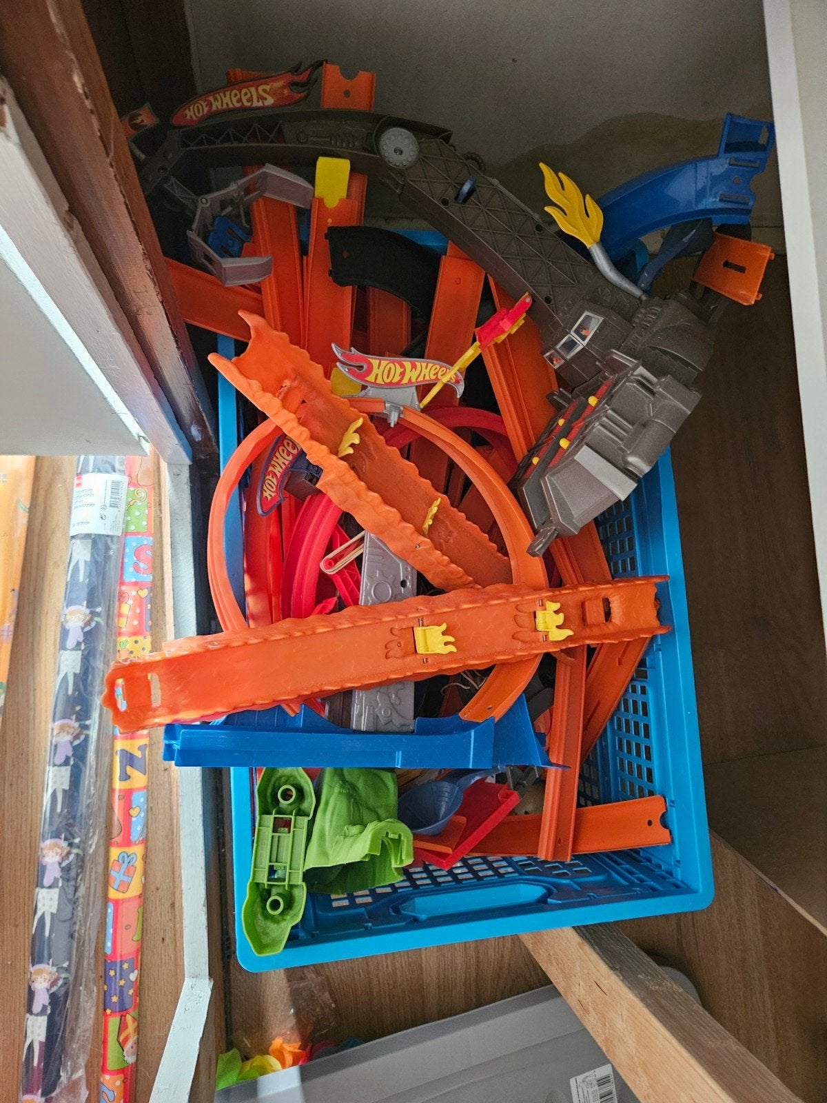 Grote krat vol Hot Wheels banen en auto's, Ophalen, Gebruikt