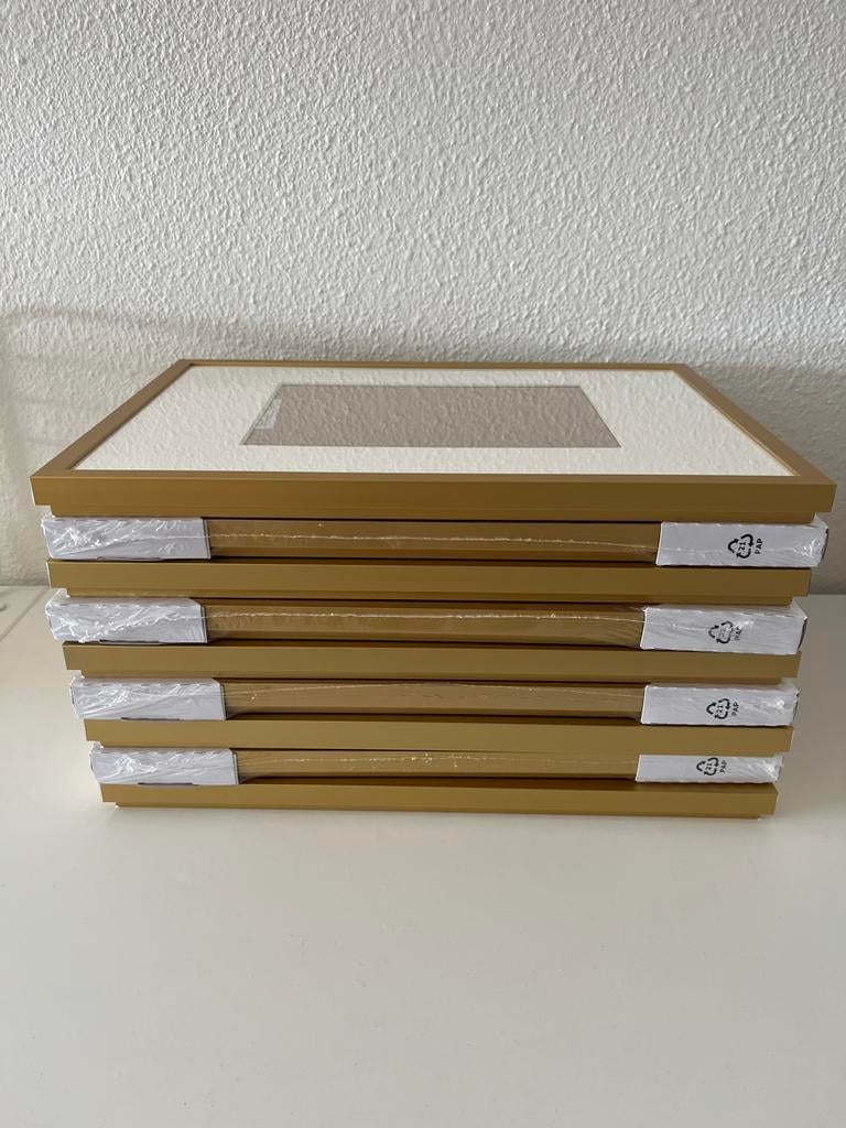 Ikea LOMVIKEN gouden fotolijsten 21x30 cm (9 stuks), Ophalen of Verzenden, Zo goed als nieuw, Metaal of Aluminium, Minder dan 50 cm