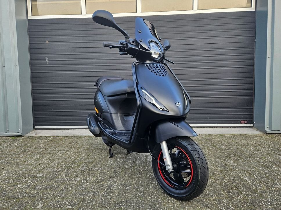 PIAGGIO ZIP 4T E5 BROM 2023 MAT ZWART 3295 KM + OPTIES!, Onbekend, Ophalen of Verzenden, Zo goed als nieuw, Onbekend