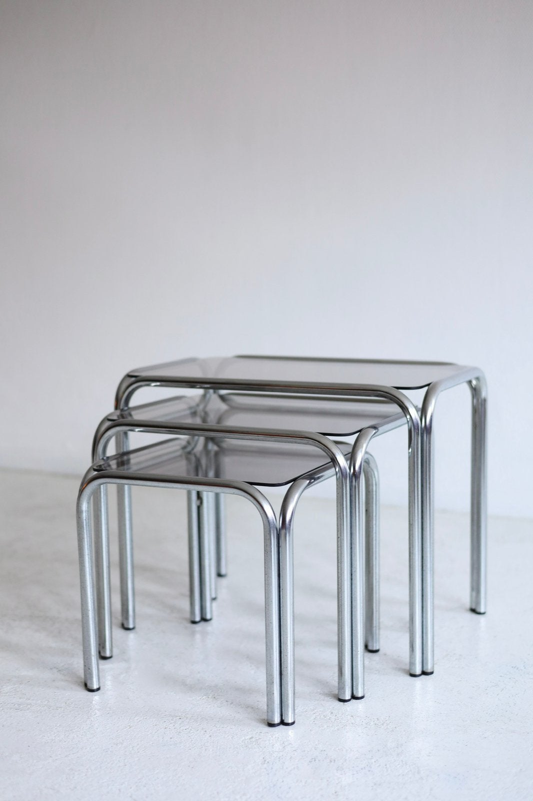 Set van drie vintage nesting bijzettafels, chroom/ rookglas, Ophalen, Minder dan 45 cm, Minder dan 55 cm, Vintage design