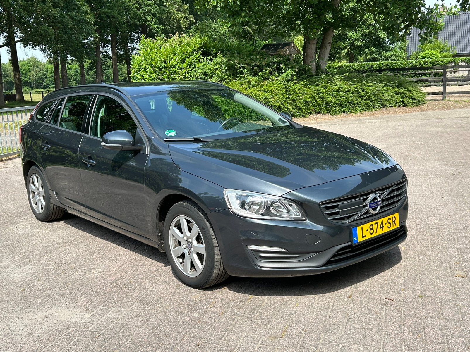 Volvo V60 D2 120pk Geartronic 2016 Grijs, Voorwielaandrijving, Zwart, 4 cilinders, 1969 cc
