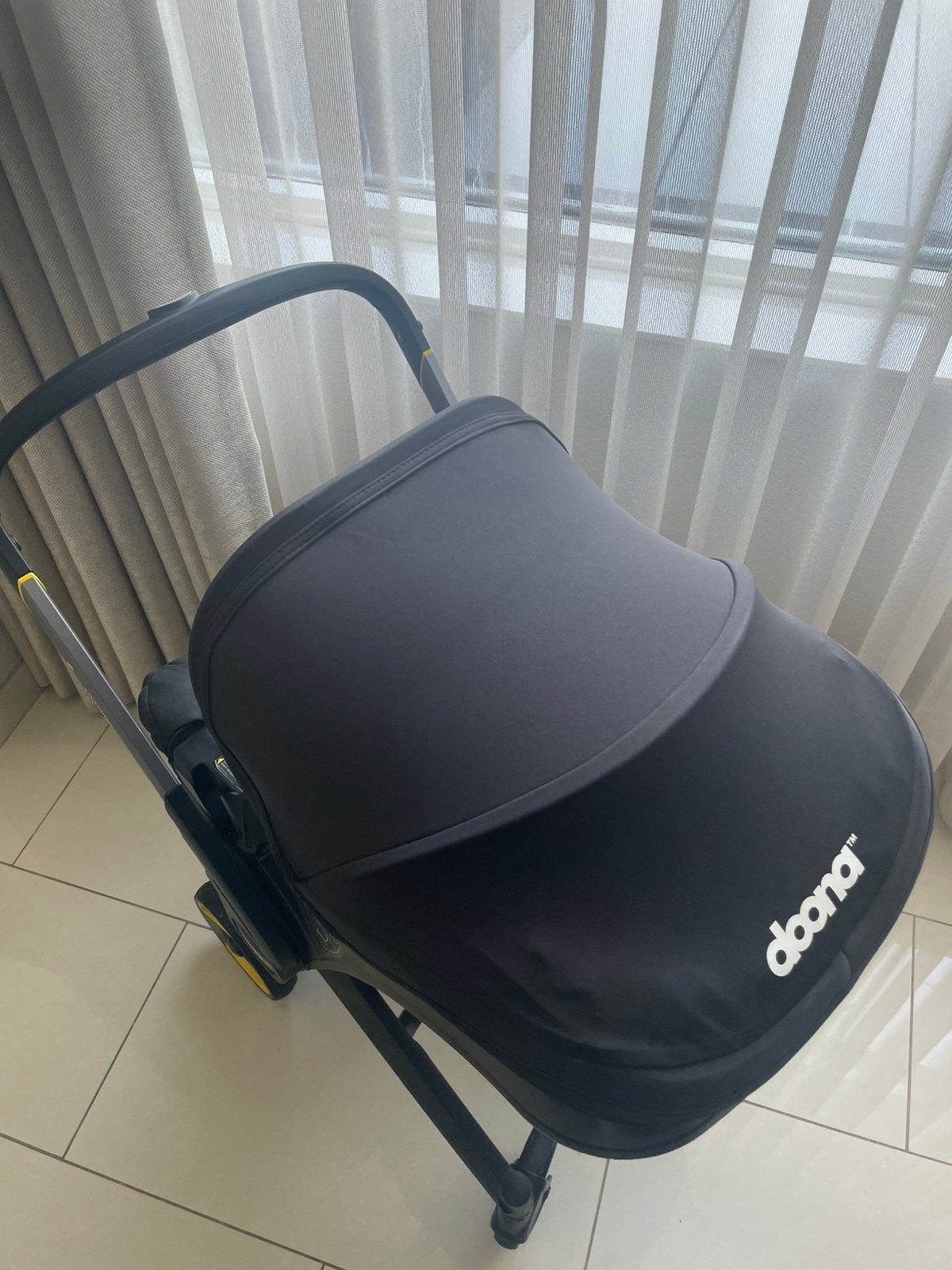 Doona autostoel in het zwart (Ideaal voor auto en vliegtuig), Ophalen of Verzenden, Gebruikt, Overige merken